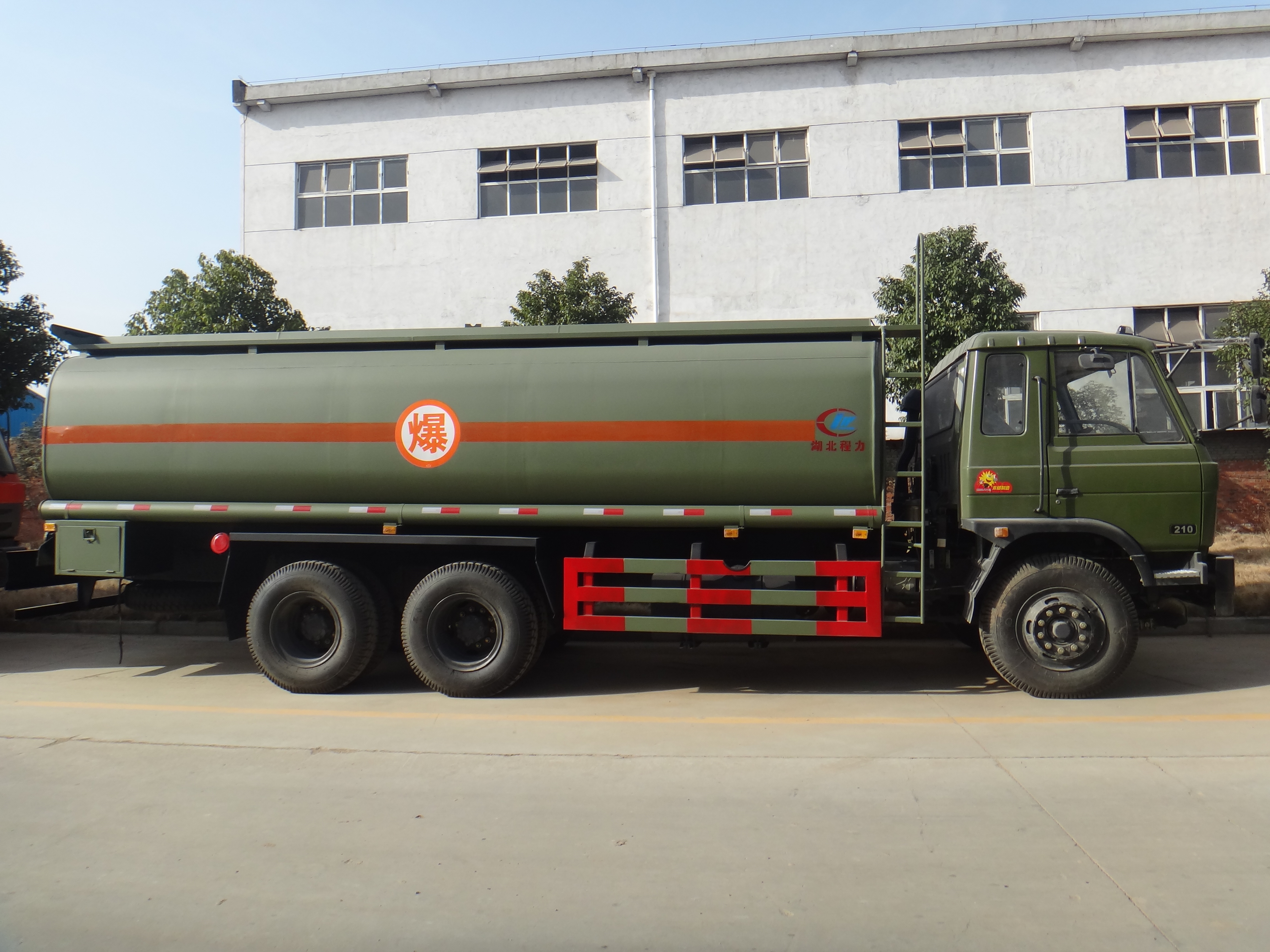 详解东风15吨油罐车 从外观结构到应用场景