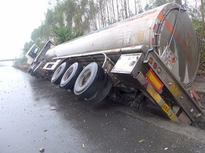 高速公路油罐车侧翻水沟事故 安全警钟再鸣