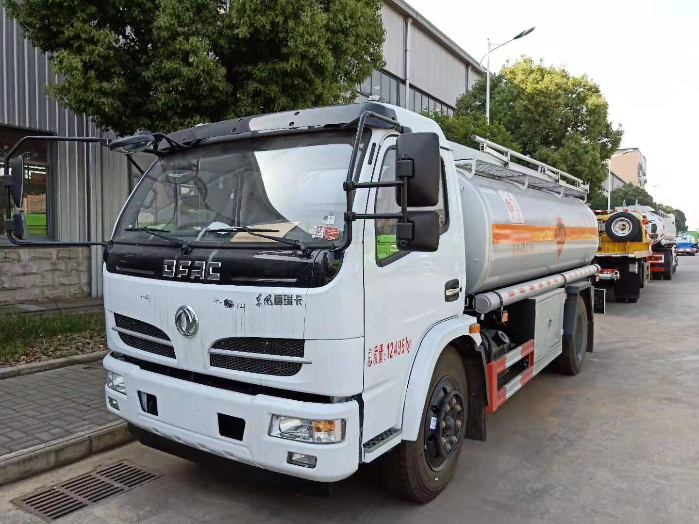 江淮4.7立方米油罐车 高效运输的实用之选